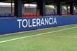 © Inspiraciones - tolerancia en el deporte concept. palabra escrita en un campo de futbol