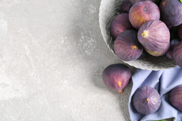 Wall Mural - Bowl with fresh ripe figs on grey grunge background, closeup
