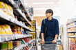 © naka - スーパーマーケットで買い物をする男性