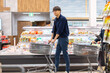 © naka - スーパーマーケットで買い物をする男性