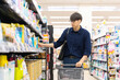 © naka - スーパーマーケットで買い物をする男性