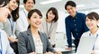 © Stingray_Japan - 笑顔あふれる社員たち：チームリーダーを中心に、チームワークの良さが伺えるオフィス
