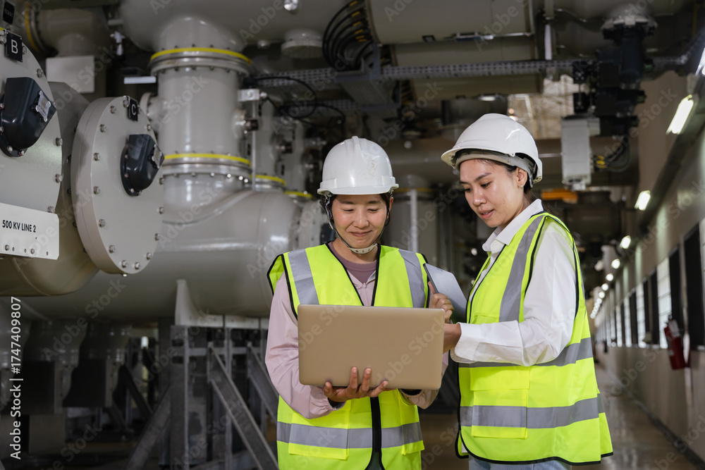 Photo Stock Two female engineers wearing safety helmets and reflective ...