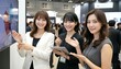 © Yka - カメラ目線でプレゼンする三人のビジネスウーマン