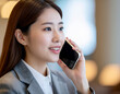© toko_studio - スマホで電話をする若い女性/Young woman making a phone call on her smartphone