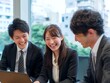 © Arch & Human Studio - 明るいオフィスで笑顔の日本人ビジネスチームが楽しく打ち合わせをする様子の写真