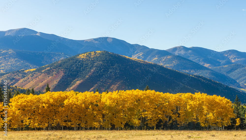Senic Fall Foto Scenic fall foliage landscape alongside the Highway of Legends ...