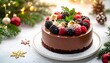 © uumm - クリスマスケーキ、おいしそうなベリーとチョコレートクリームの美しいホールデコレーションケーキとコピースペース