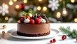 © uumm - クリスマスケーキ、おいしそうなベリーとチョコレートクリームの美しいホールデコレーションケーキとコピースペース