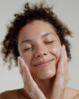© FeelStudioDesign - Jeune femme paisible, nettoyant visage, skincare, selfcare dans douche salle de bain