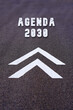 © Inspiraciones - agenda 2030 concept. palabras escritas en el asfalto sobre el simbolo de flechas que indican avance