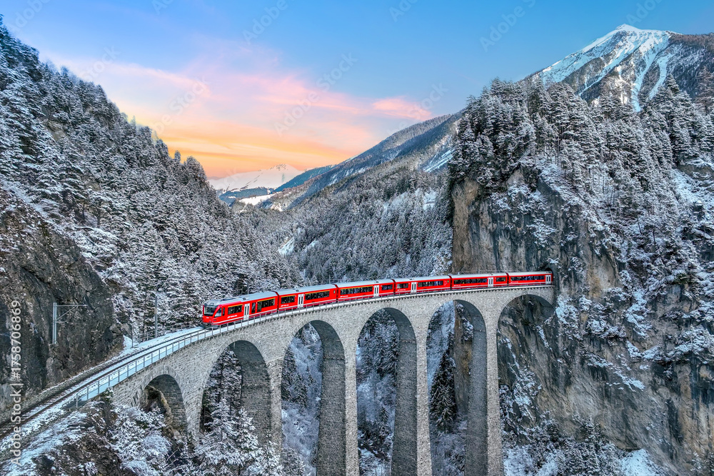 Photo Stock Aerial view of Train passing through famous mountain in ...