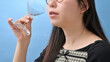 © ＭＯＭＯＴＡＲＯＵ - カクテルを飲む若い日本人女性