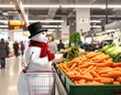 © Argiduna - muñeco de nieve con bufanda roja y sombrero negro comprando zanahorias en un supermercado moderno. El muñeco de nieve empuja un carrito de compras por los pasillos iluminados, se detiene en la sección