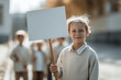 © LElik83 - Kinder mit weißen Schildern im Freien – Konzept für Kommunikation, Zukunft und Hoffnung