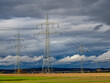 © focus finder - Hochspannungsmasten und starker Wolkenhimmel im Herbst