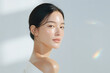 © BÉAUTYNA - 素肌の美しい女性の美容ポートレート　Beautiful Woman with Clear Skin Looking at the Camera