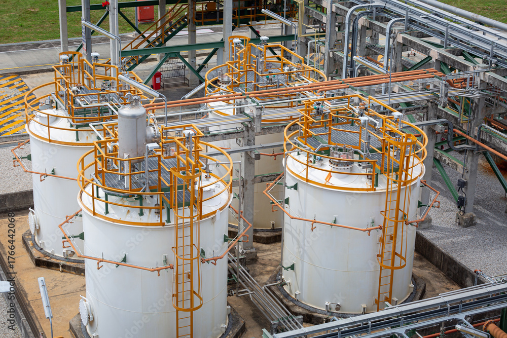 Tank Instrument Connection ภาพถ่าย Stock Large chemical storage tanks equipped with measuring ...