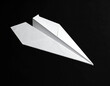 © theshooter - Avión de papel blanco aislado sobre fondo negro concepto de viaje, imaginación creatividad. para campañas de comunicación, viajes educación nuevas metas. o emprendimiento creativo
