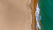 © Antonio ciero - vista aérea de de las olas rompiendo en la arena de la costa