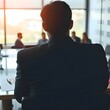 © 행운 행 - 햇살들어오는 통창 사무실에서 사람들과 회의중인 회사원 남성의 뒷모습The back of an office worker man who is having a meeting with people in a sunny Tongchang office