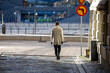 © FotoDax - facet w kapeluszu sam na ulicy