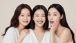 © Yka - 3人の女性 笑顔と驚きの表情