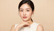 © minwoo Jung - 베이지색 배경의 깨끗하고 아름다운 한국 여성 뷰티모델