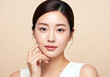 © minwoo Jung - 베이지색 배경의 깨끗하고 아름다운 한국 여성 뷰티모델