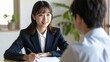 © FREEDOM - 若い日本人女性がオフィスで面接をしているイメージ 16:9サイズ