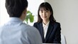 © FREEDOM - 若い日本人女性がオフィスで面接をしているイメージ 16:9サイズ
