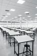 © JuanjoWest - aula de exámenes vacía con pupitres alineados