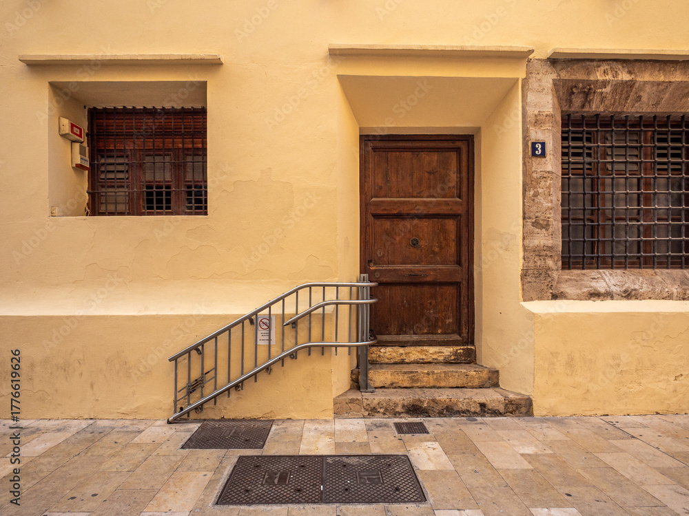 Valencia Ramp Foto de Stock VALENCIA, SPAIN – NOVEMBER 1, 2025: Accessibility ramp ...