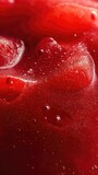 Una imagen macro de fresas cubiertas de gotas de agua, resaltando su textura y color vibrante.