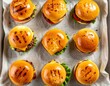 © CHOISH - 오븐 트레이 위에 정갈하게 배열된 미니 치즈버거들 Mini cheeseburgers neatly arranged on a baking tray
