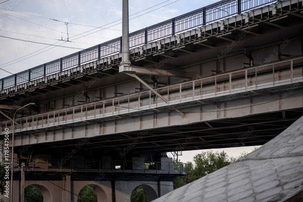 Foto The image shows the underside of a bridge with metal structures ...