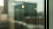 © ThanhLuan - 흐릿한 창문에 비친 도시 풍경, 부드러운 빛으로 아련하게 담아낸 추상적인 이미지
