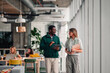 © Zamrznuti tonovi - Business colleagues discussing work walking in modern office