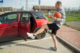 osoba w sportowym ubraniu zakładająca buty przed domem