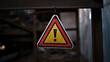 © RNL Fotografia - Placa triangular de atenção pendurada em ambiente industrial, simbolizando risco, segurança no trabalho e alerta visual para áreas que exigem cuidado e prevenção de acidentes