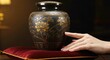 © Megin Design - 遺灰壷と手