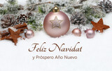 Tarjeta navideña con felicitaciones de Año Nuevo: Decoración navideña con ramas de abeto y bolas navideñas rosas sobre un fondo invernal con el texto "Feliz Navidad y próspero Año Nuevo".