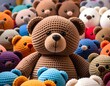 © SG- design - Ein gehäkelter brauner Teddybär steht im Vordergrund.