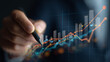 © rafaelnlins - Mão desenhando gráfico financeiro em crescimento sobre interface digital, simbolizando investimentos, análise de dados, estratégia corporativa e expansão econômica moderna