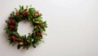 © uumm - 赤と白の実が飾られたクリスマスリースの冬のミニマル構図 | Minimalist Christmas Wreath with Red and White Berries for Winter