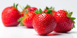 Soczyste truskawki na białym tle – świeże owoce do reklam i projektów

