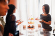© maroke - ホテルのアフタヌーンティーで女子会をする若い人々