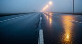 夜の高速道路 霧雨 しっとりとした路面