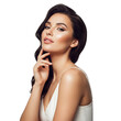 ©  图像 - Portrait of a beautiful woman with elegant makeup and wavy hair posing against a clean white background ideal for beauty and fashion campaigns
