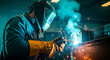 © Olga Ко - Soldador profesional trabajando con chispas en un taller industrial oscuro o fábrica de automóviles, vista lateral.